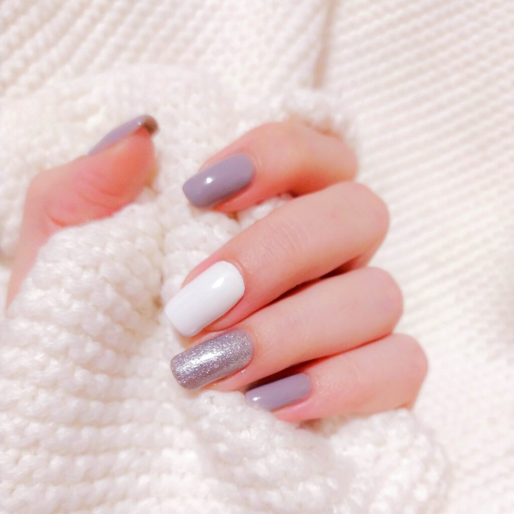 Gepflegte Hände mit dezentem Nageldesign